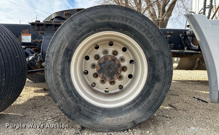 image for item JD9714 2009 Freightliner Cascadia  semi truck