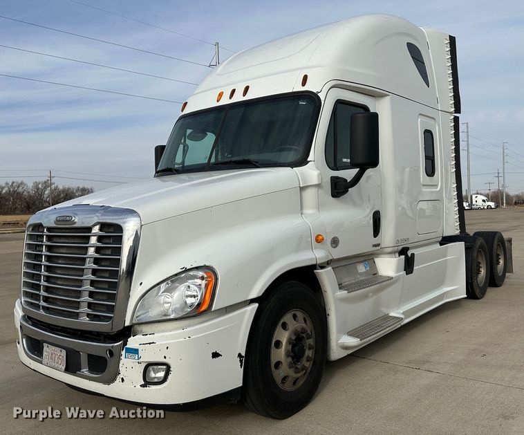 image for item JD9735 2014 Freightliner Cascadia  semi truck