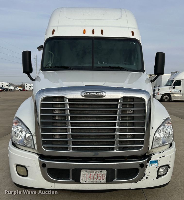 image for item JD9735 2014 Freightliner Cascadia  semi truck