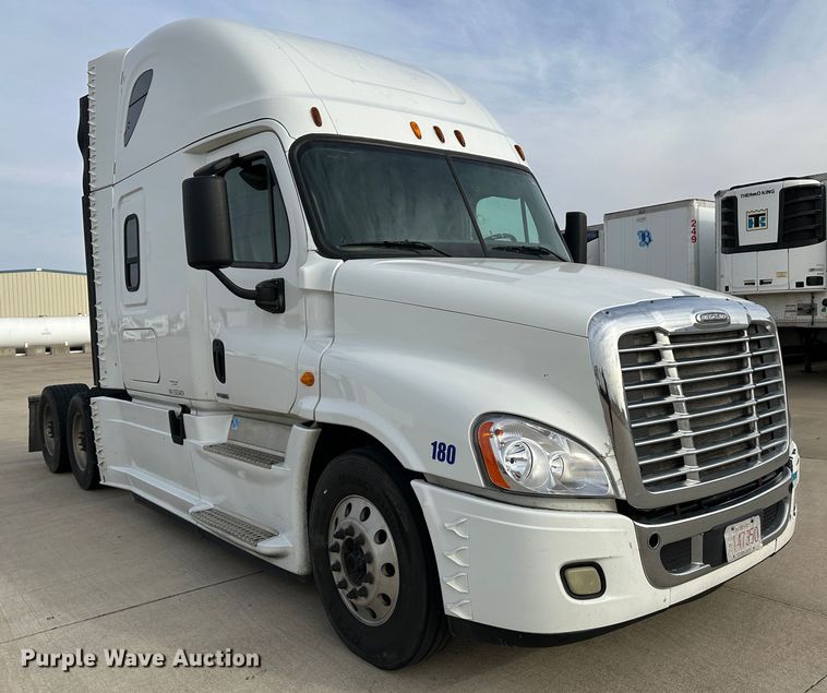 image for item JD9735 2014 Freightliner Cascadia  semi truck