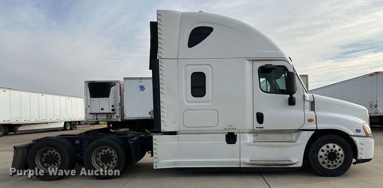 image for item JD9735 2014 Freightliner Cascadia  semi truck