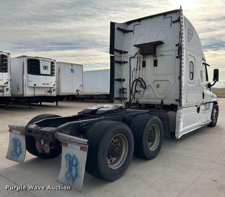 image for item JD9735 2014 Freightliner Cascadia  semi truck