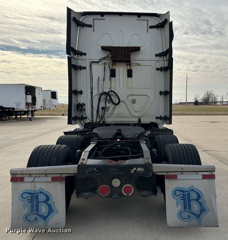 image for item JD9735 2014 Freightliner Cascadia  semi truck