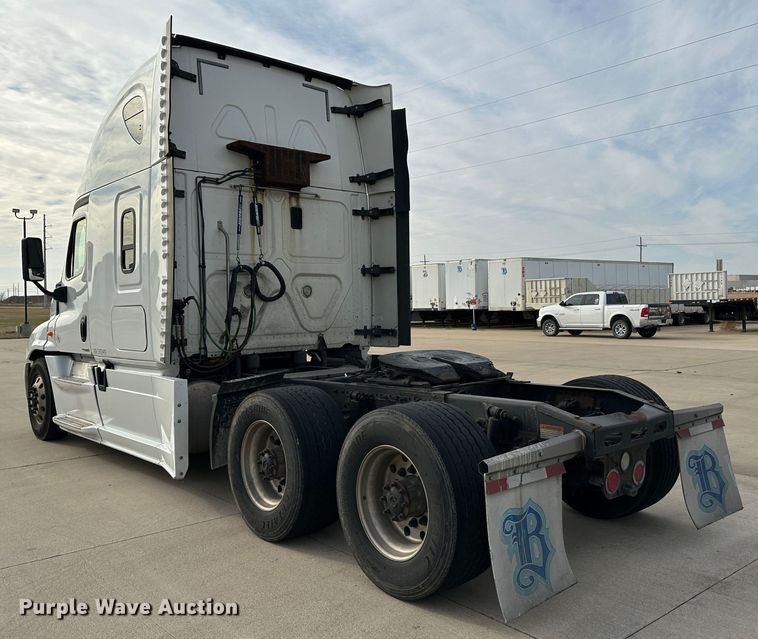 image for item JD9735 2014 Freightliner Cascadia  semi truck