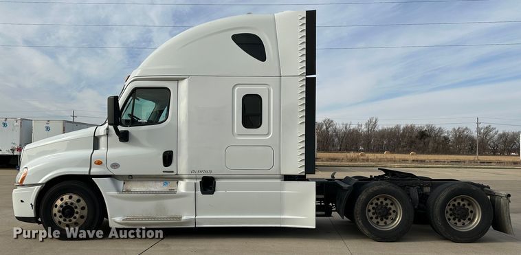 image for item JD9735 2014 Freightliner Cascadia  semi truck