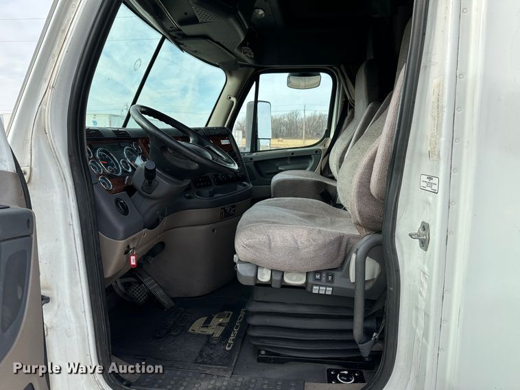 image for item JD9735 2014 Freightliner Cascadia  semi truck