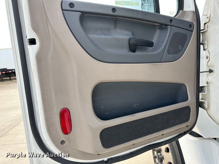 image for item JD9735 2014 Freightliner Cascadia  semi truck