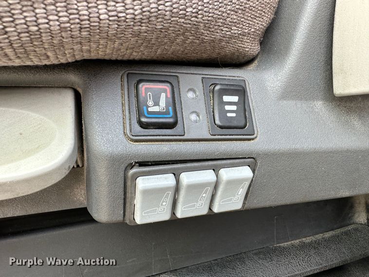 image for item JD9735 2014 Freightliner Cascadia  semi truck