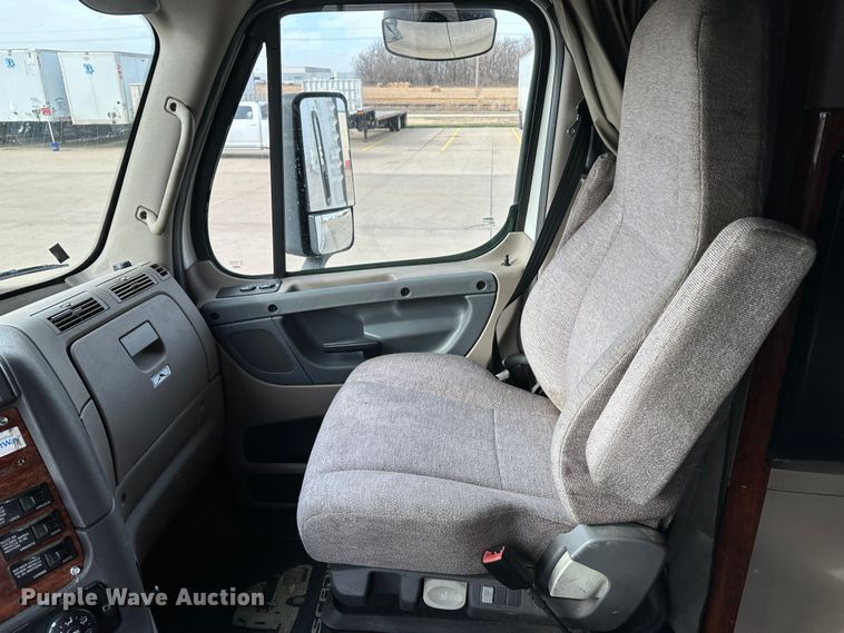 image for item JD9735 2014 Freightliner Cascadia  semi truck