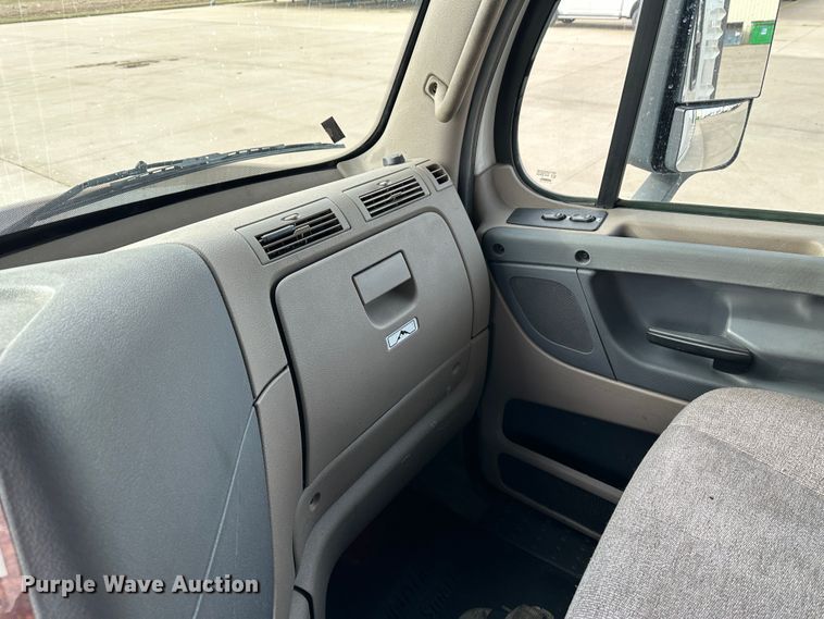 image for item JD9735 2014 Freightliner Cascadia  semi truck