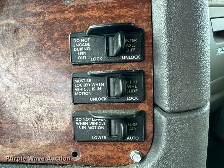 image for item JD9735 2014 Freightliner Cascadia  semi truck