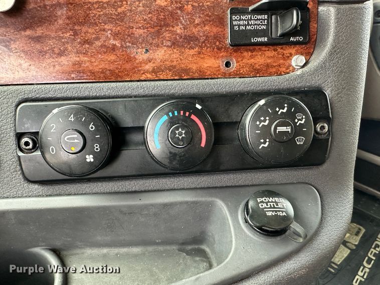 image for item JD9735 2014 Freightliner Cascadia  semi truck