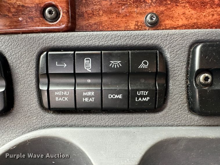 image for item JD9735 2014 Freightliner Cascadia  semi truck