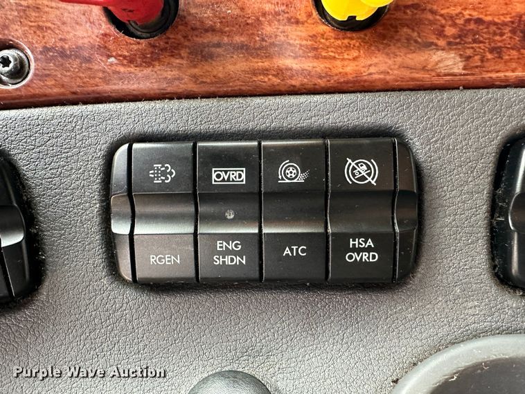 image for item JD9735 2014 Freightliner Cascadia  semi truck