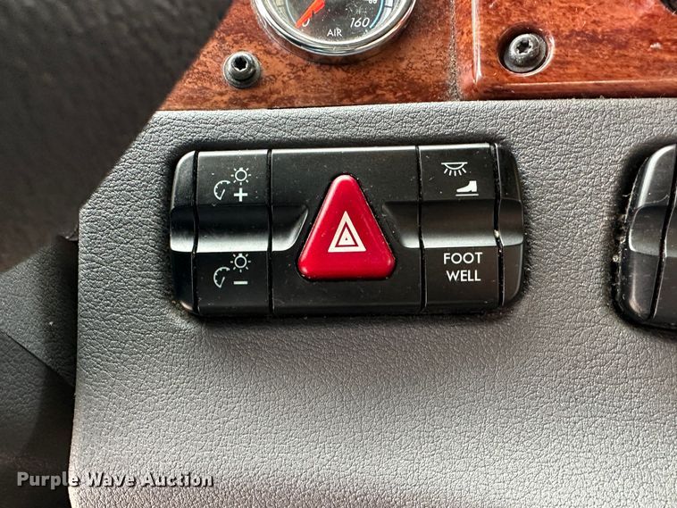 image for item JD9735 2014 Freightliner Cascadia  semi truck