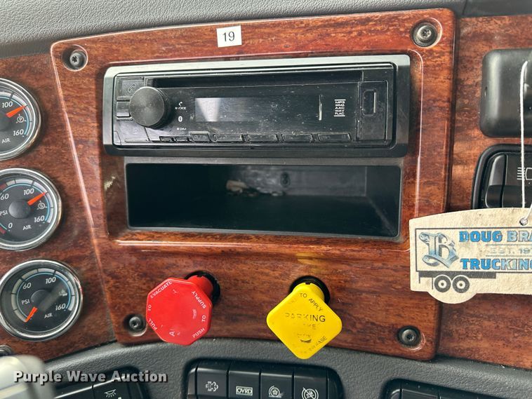 image for item JD9735 2014 Freightliner Cascadia  semi truck