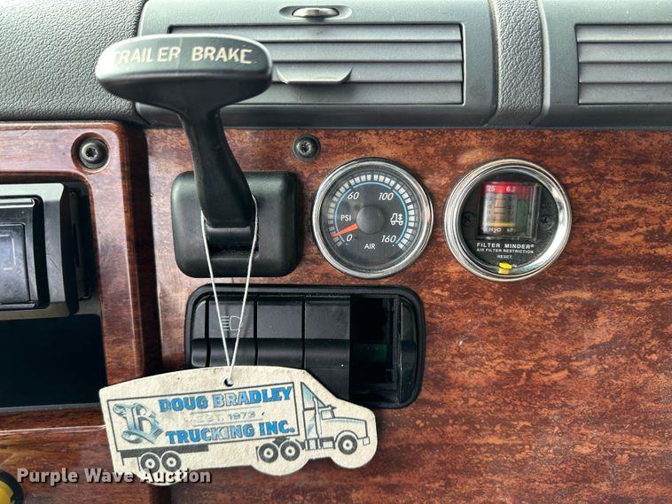 image for item JD9735 2014 Freightliner Cascadia  semi truck