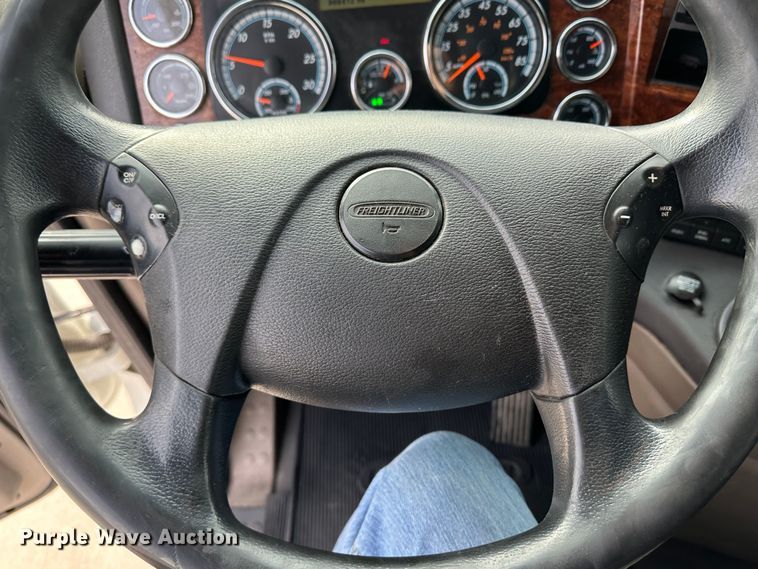 image for item JD9735 2014 Freightliner Cascadia  semi truck