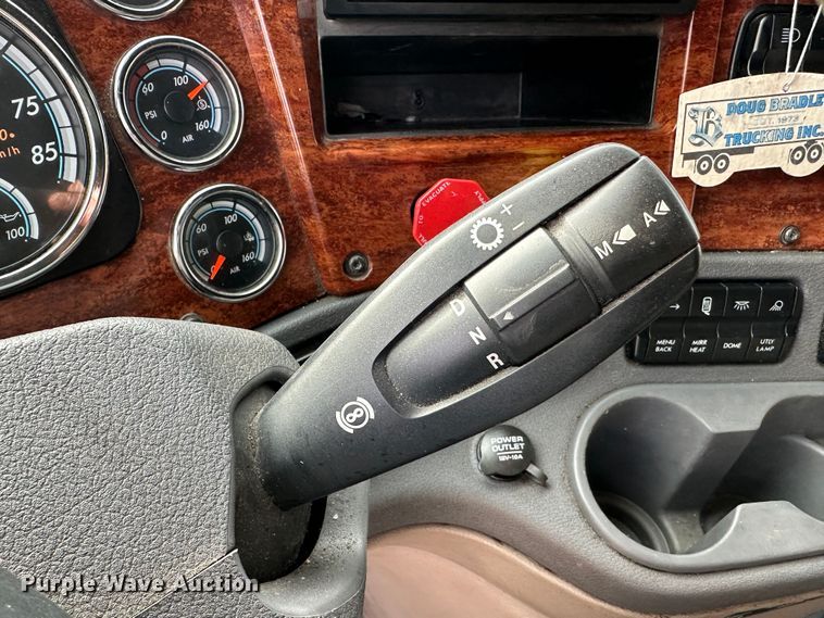 image for item JD9735 2014 Freightliner Cascadia  semi truck