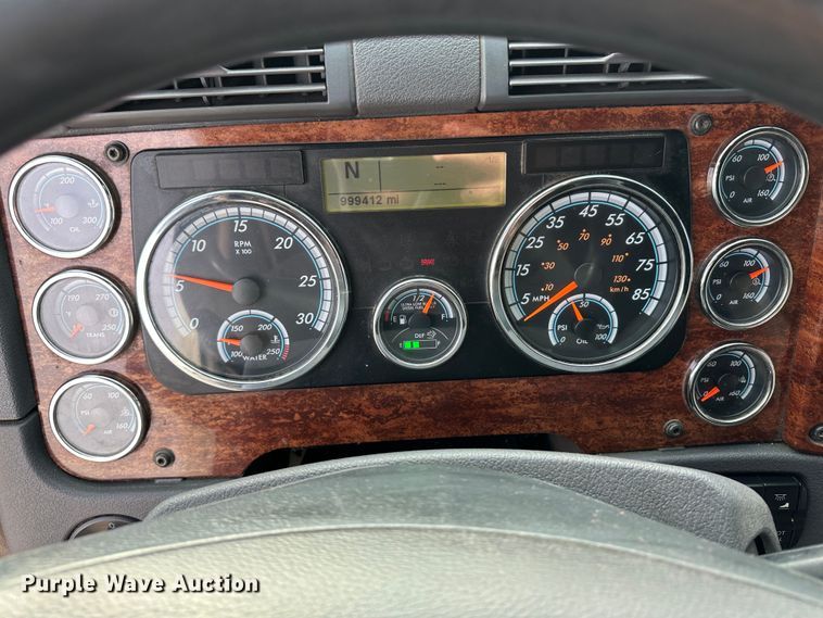 image for item JD9735 2014 Freightliner Cascadia  semi truck