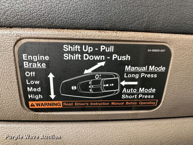 image for item JD9735 2014 Freightliner Cascadia  semi truck