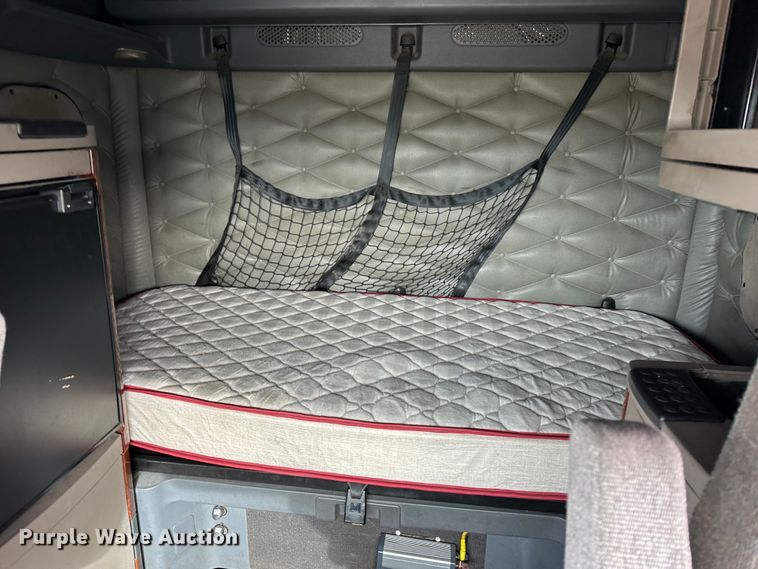 image for item JD9735 2014 Freightliner Cascadia  semi truck