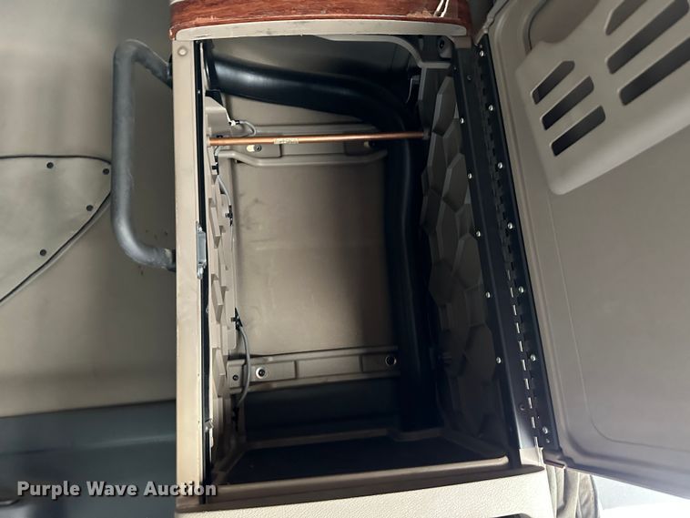 image for item JD9735 2014 Freightliner Cascadia  semi truck