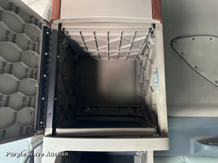 image for item JD9735 2014 Freightliner Cascadia  semi truck