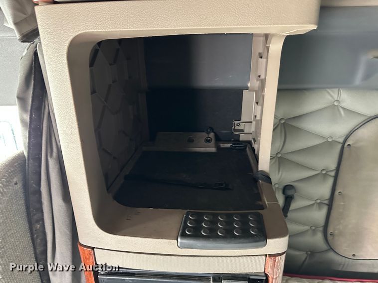 image for item JD9735 2014 Freightliner Cascadia  semi truck