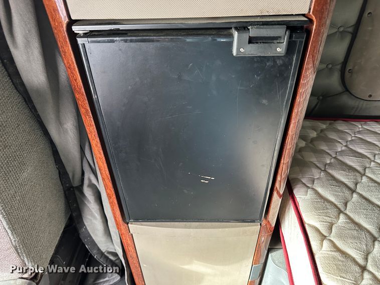 image for item JD9735 2014 Freightliner Cascadia  semi truck