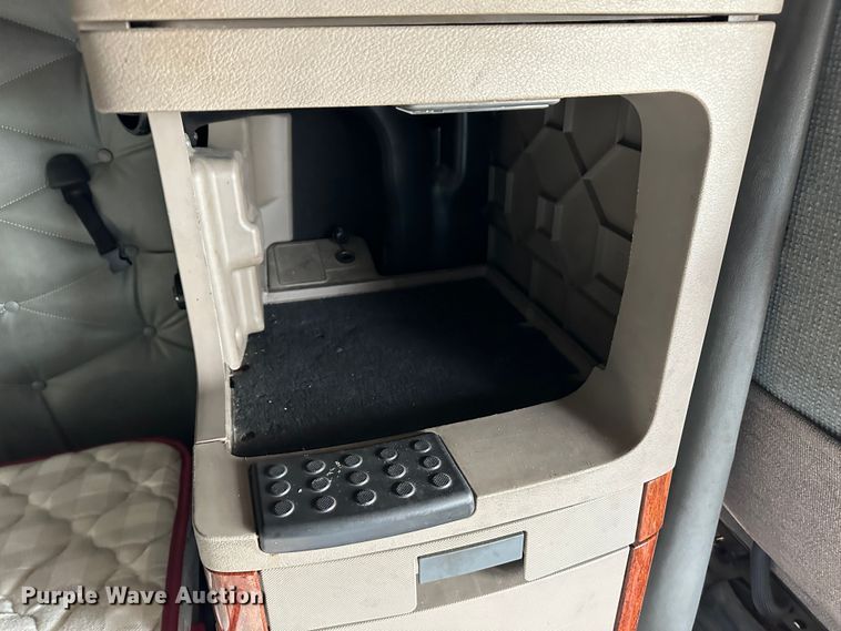 image for item JD9735 2014 Freightliner Cascadia  semi truck