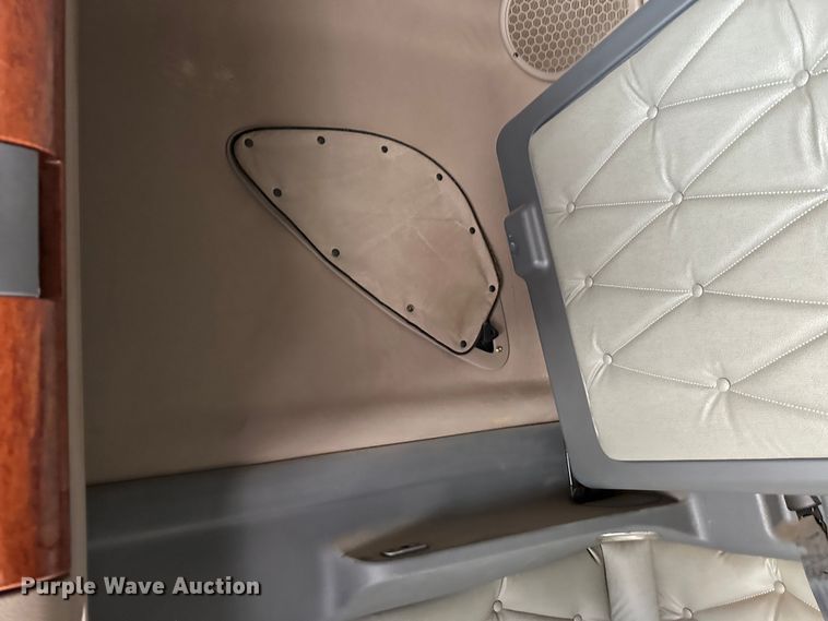 image for item JD9735 2014 Freightliner Cascadia  semi truck