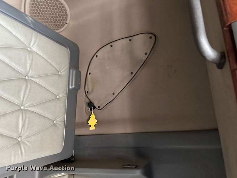 image for item JD9735 2014 Freightliner Cascadia  semi truck