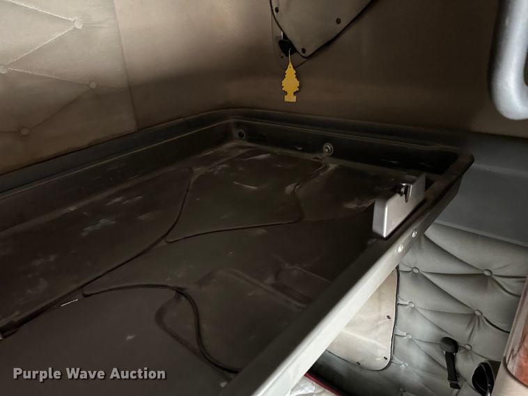 image for item JD9735 2014 Freightliner Cascadia  semi truck