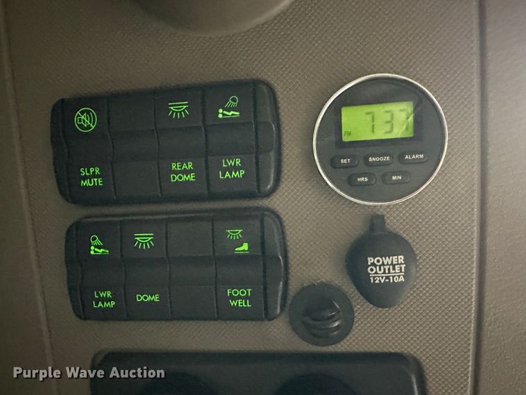 image for item JD9735 2014 Freightliner Cascadia  semi truck