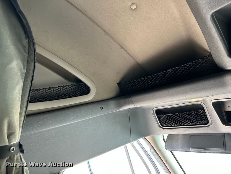 image for item JD9735 2014 Freightliner Cascadia  semi truck