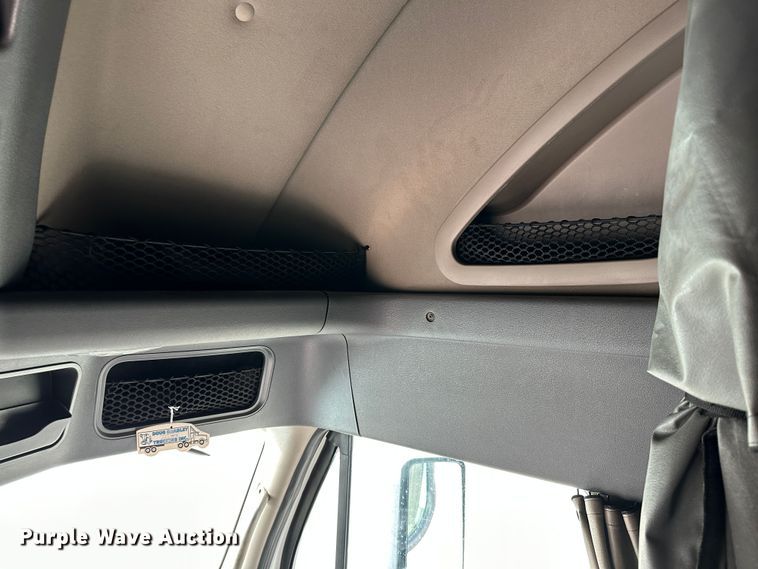 image for item JD9735 2014 Freightliner Cascadia  semi truck