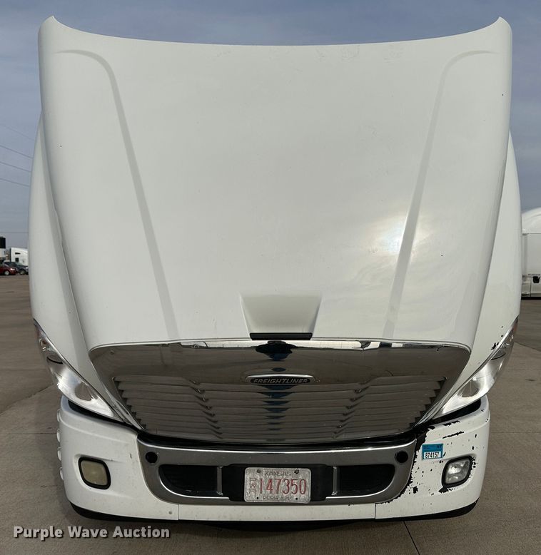image for item JD9735 2014 Freightliner Cascadia  semi truck
