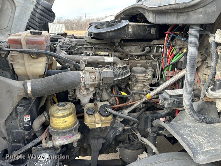 image for item JD9735 2014 Freightliner Cascadia  semi truck