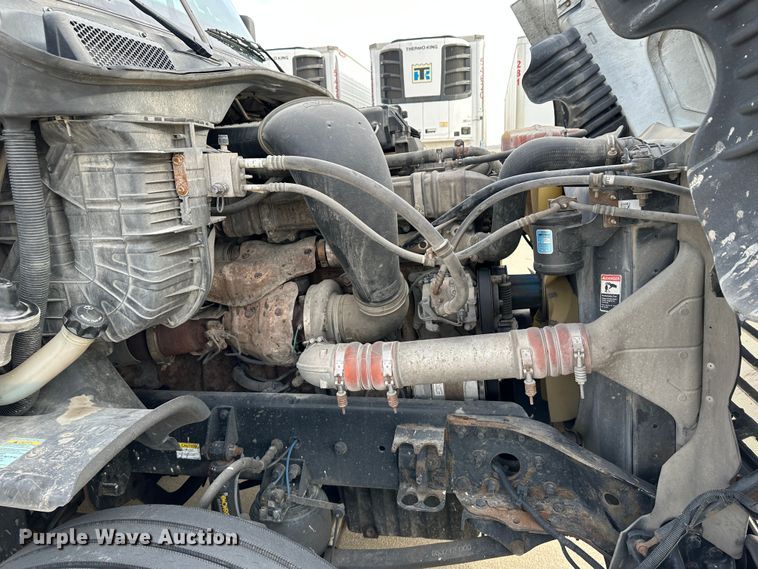 image for item JD9735 2014 Freightliner Cascadia  semi truck