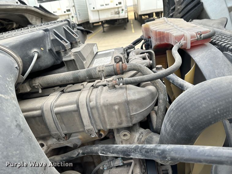 image for item JD9735 2014 Freightliner Cascadia  semi truck