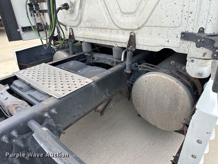 image for item JD9735 2014 Freightliner Cascadia  semi truck