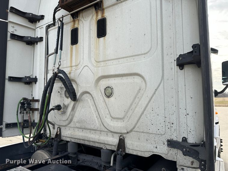 image for item JD9735 2014 Freightliner Cascadia  semi truck