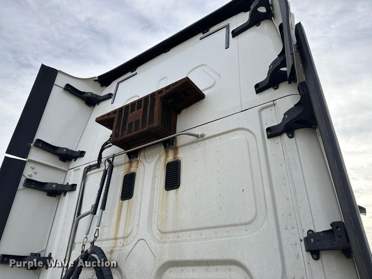 image for item JD9735 2014 Freightliner Cascadia  semi truck