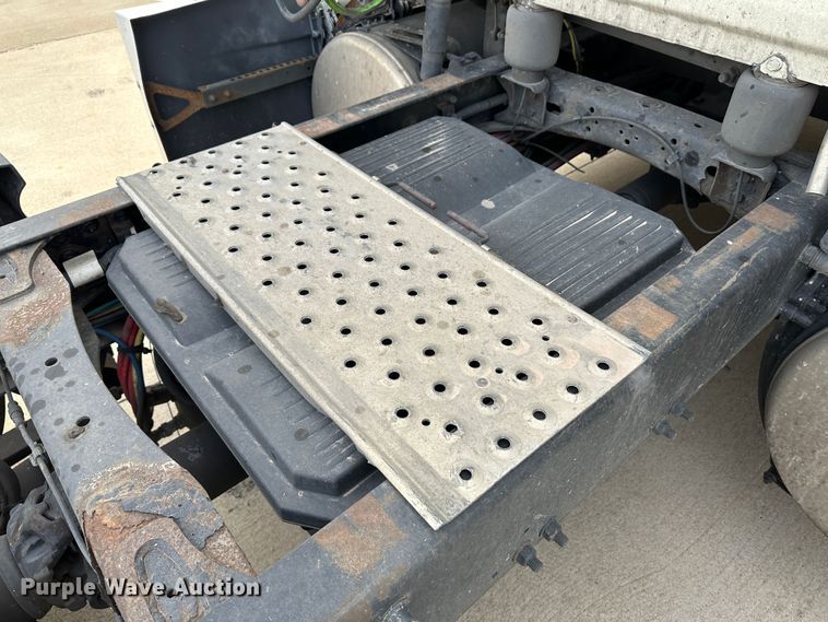 image for item JD9735 2014 Freightliner Cascadia  semi truck