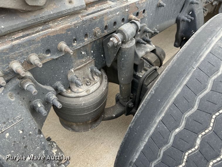 image for item JD9735 2014 Freightliner Cascadia  semi truck