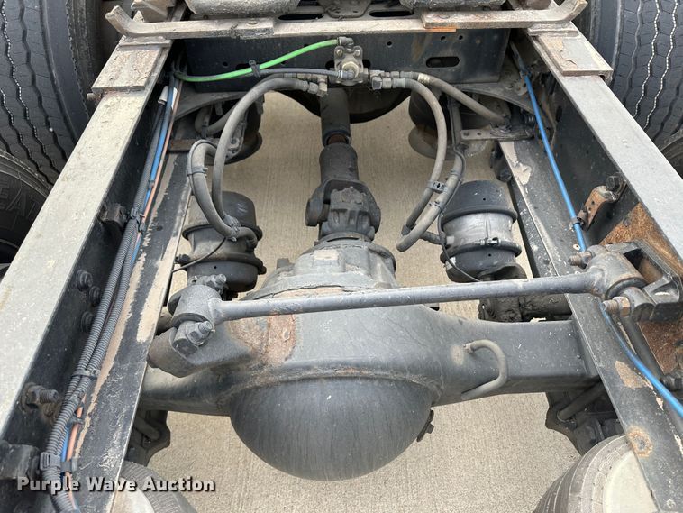 image for item JD9735 2014 Freightliner Cascadia  semi truck