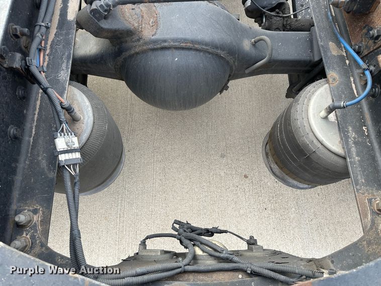 image for item JD9735 2014 Freightliner Cascadia  semi truck