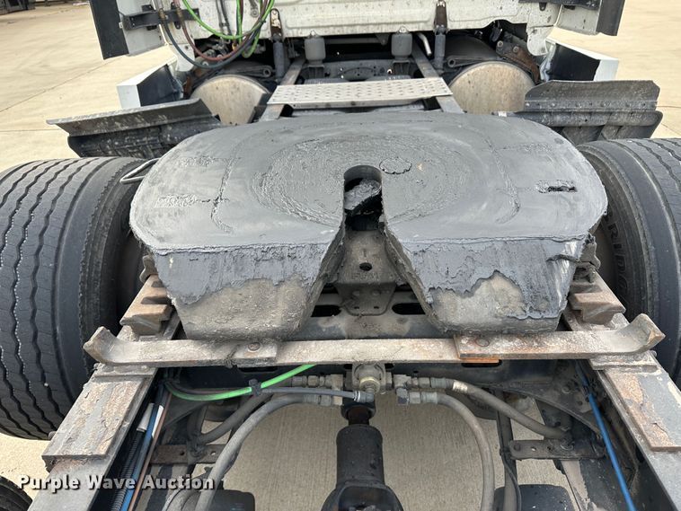 image for item JD9735 2014 Freightliner Cascadia  semi truck