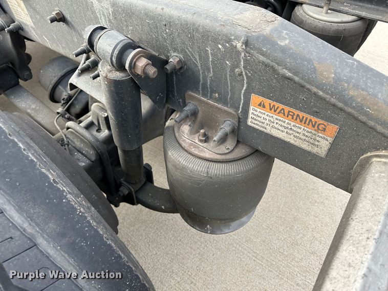 image for item JD9735 2014 Freightliner Cascadia  semi truck